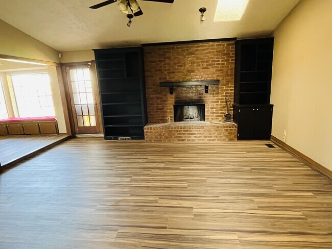 Photo - 2109 Tracys Terrace House