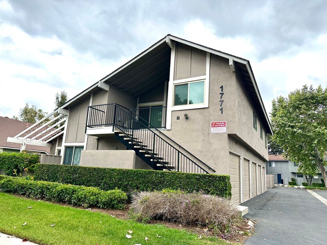 Primary Photo - Charming upper level, 2 bedroom, 1 bath co...
