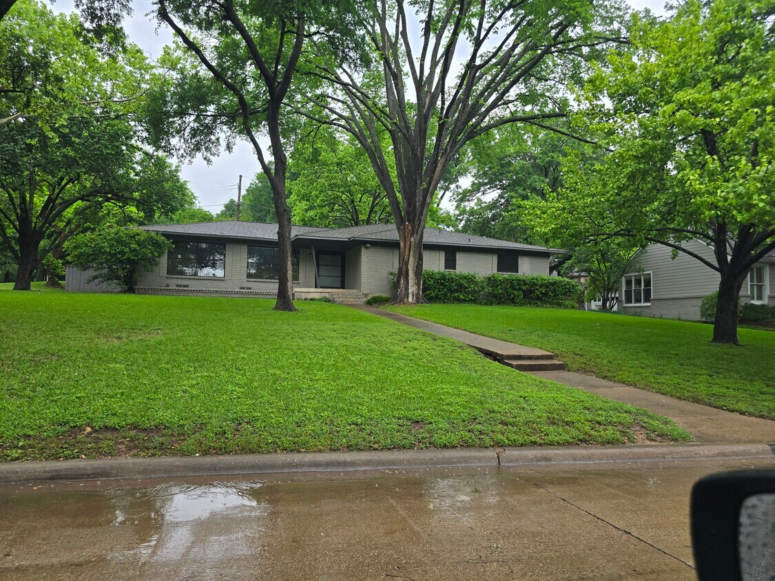 Foto principal - 8107 San Leandro Dr