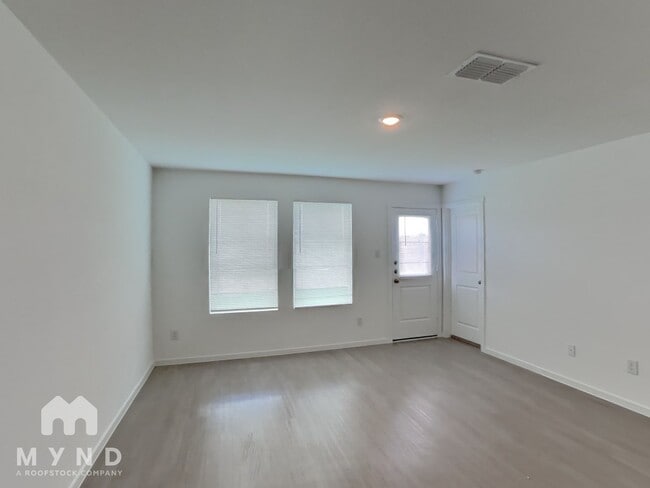 Building Photo - 213 Poplar Pl