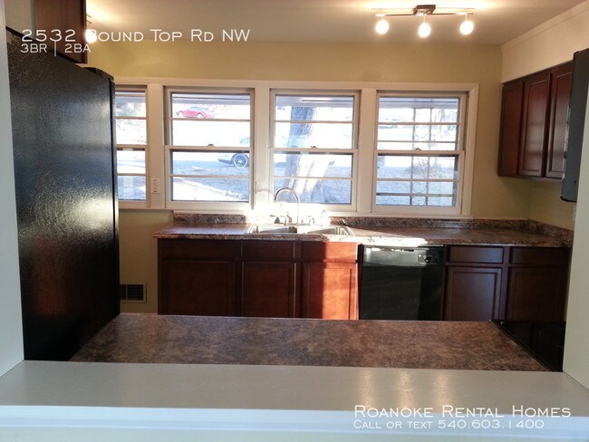 Building Photo - 2532 Roundtop Rd NW