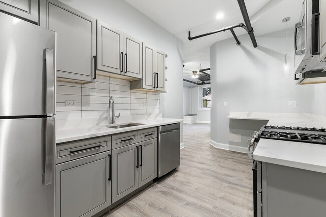 Building Photo - 7618 N Eastlake Terrace