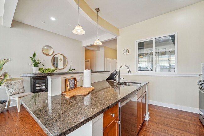 Building Photo - 3 Greenwich Dr