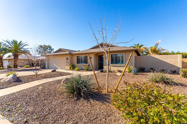 Building Photo - 5930 E Gelding Dr