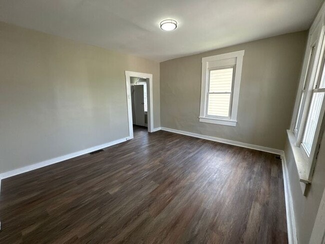 Building Photo - Beautifully renovated with mother in law s...