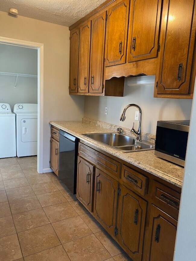 Building Photo - Close to post and Move in Ready!