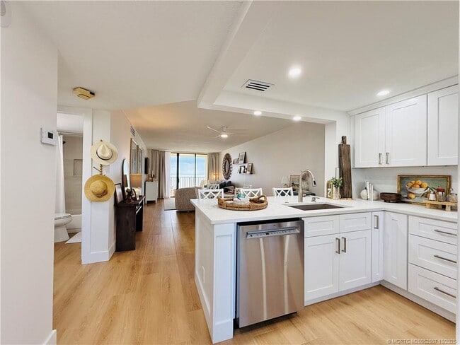 Building Photo - 7370 S Ocean Dr