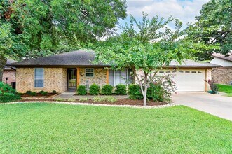 Building Photo - 2105 Cambridge Dr