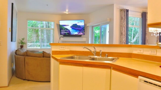 Building Photo - Clean 2 bed 2 bath Condo - Close to Everyt...