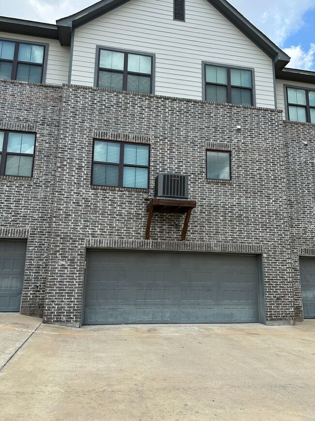 Building Photo - Northgate Area - 4 bedroom / 3 bath / 3 st...