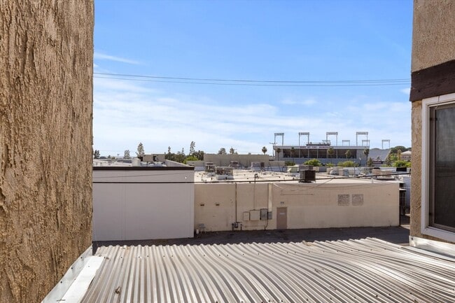 Foto del edificio - Spacious Condo Near Bakersfield College – Prime Location!
