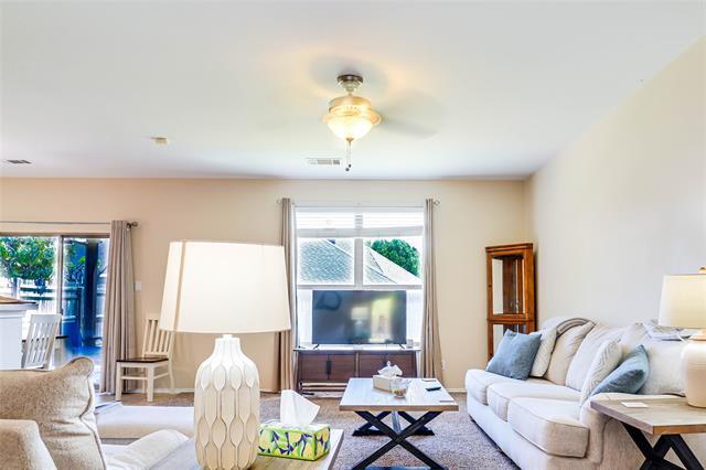 Foto del edificio - 8928 Silent Brook Ln