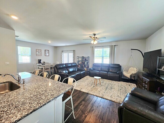 Foto del edificio - Beautiful Home 4 Bedroom 2.5 Bath
