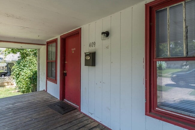 Photo - 409 E 16th - 4Bed/2Bath - Huge Garage Space Included! House