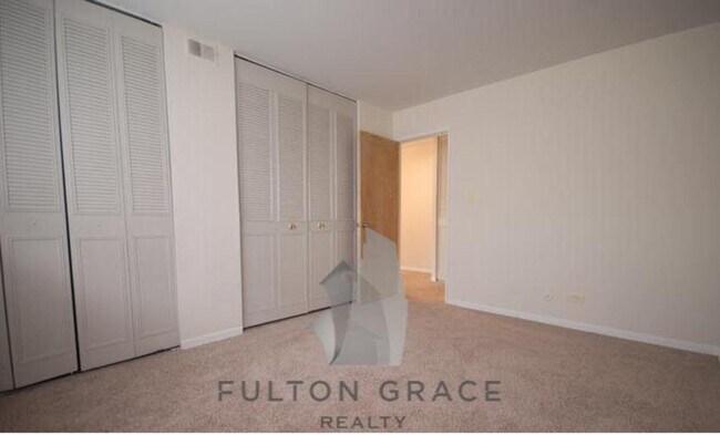 Building Photo - 513 W Wellington Ave