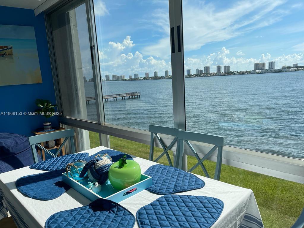 Foto principal - 2936 Lake Shore Dr