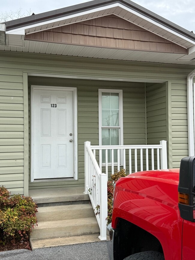 Building Photo - 123 Brewer Rd