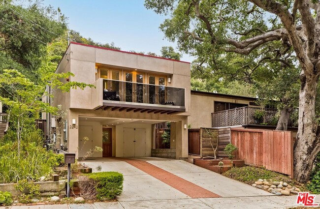 Foto del edificio - 2242 Beverly Glen Pl