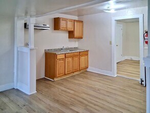 Building Photo - 325 N Laurel St