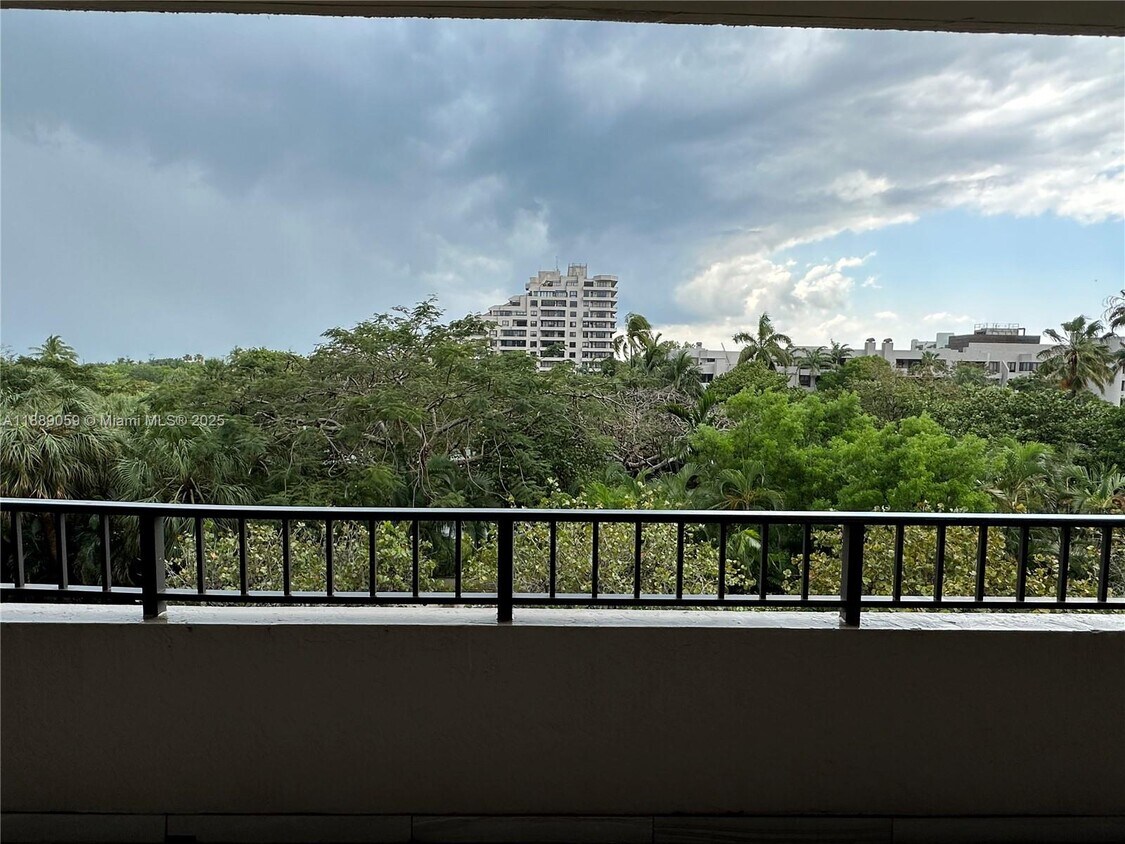 Foto principal - 201 Crandon Blvd