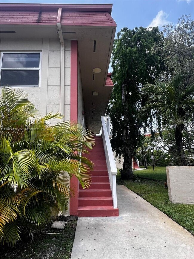 Building Photo - 12831 SW 43rd Dr