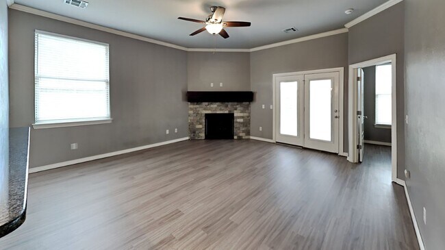 Building Photo - Beautiful 3 Bedroom 2 Bathroom Home in Dee...