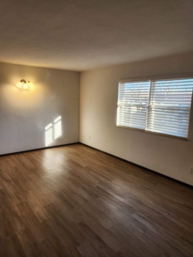 Bright Living Room - 212 N 44th St