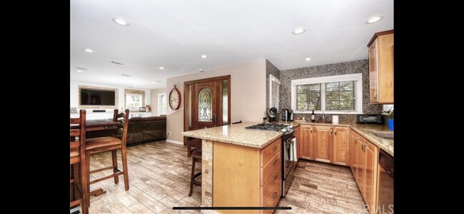 Entry / Kitchen / - 915 N Lowell St