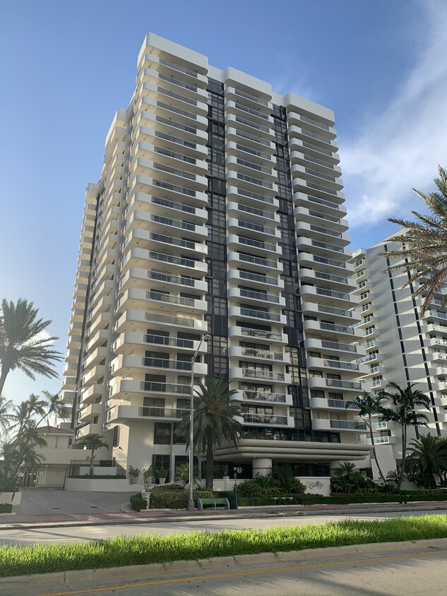 Building - 5757 Collins Ave