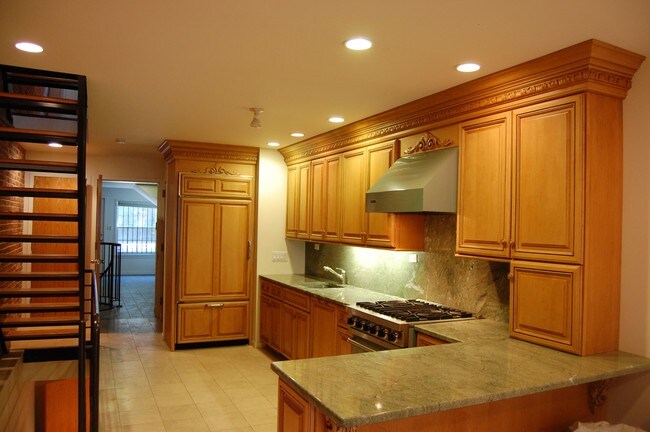  - 22 W 16th St