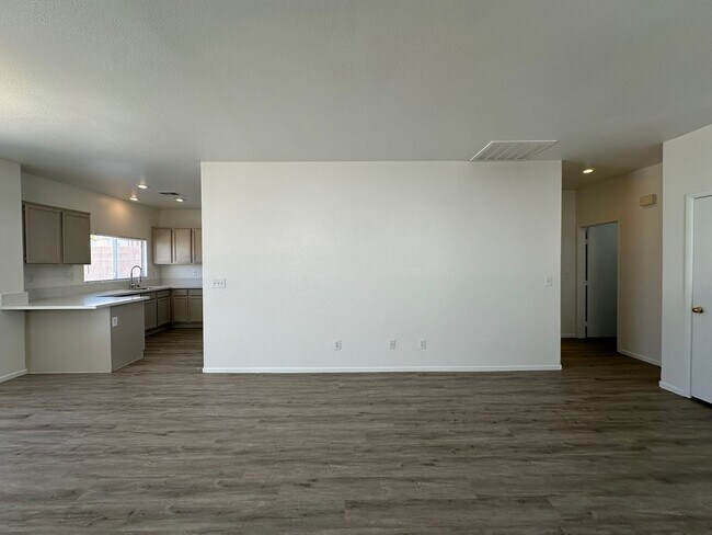 Building Photo - Beautiful Southwest home close to Nevada T...