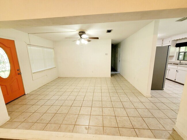 Foto del edificio - Charming 3-Bedroom Home in Prime Gainesvil...