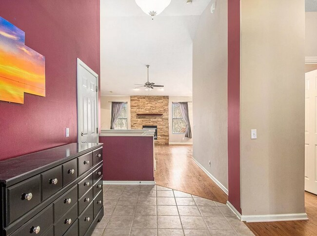 Foto del edificio - Spacious 4 Bedroom With Modern Comforts & Ideal Location!!