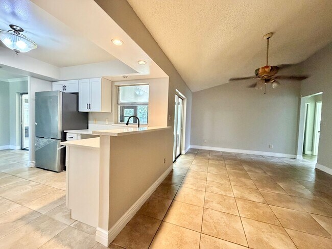Foto del edificio - Spacious Home with Large Yard and Central Location! Close to Major Shopping and Dining!