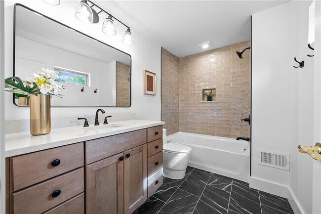 Foto del edificio - Fully renovated gem close to everything Pittsburgh offers!