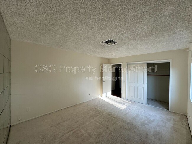 Building Photo - 6682 Suzanne Ln