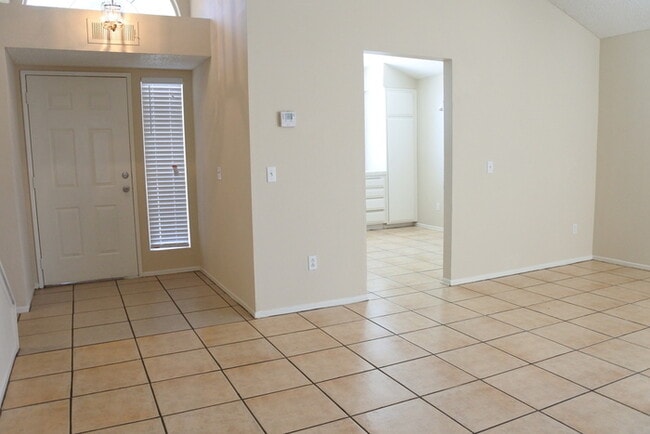 Building Photo - New Listing!