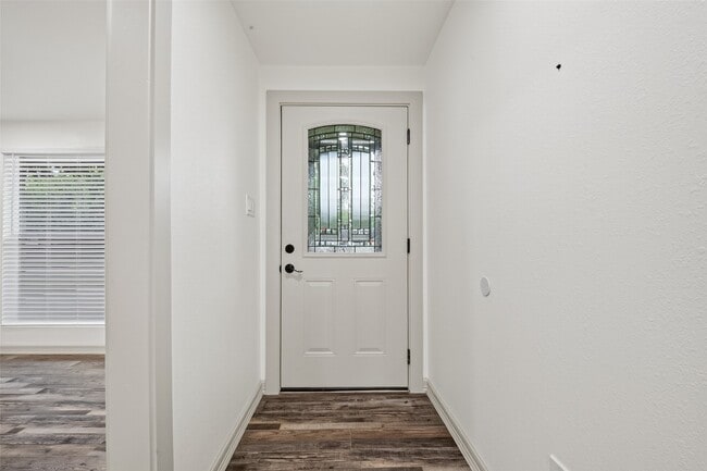 Foto del edificio - 5803 Greencraig Dr