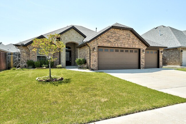 Foto del edificio - Stunning 4-Bedroom Home with 3-Car Garage ...