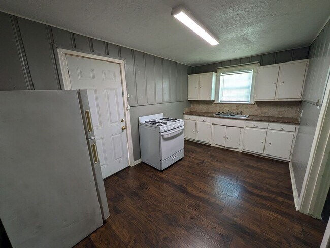 Building Photo - 975 Center St