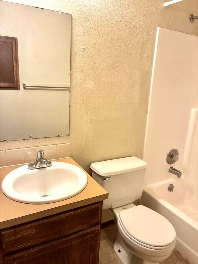 Foto del edificio - Cozy 2 Bed/1 Bath Apartment in North Lovel...