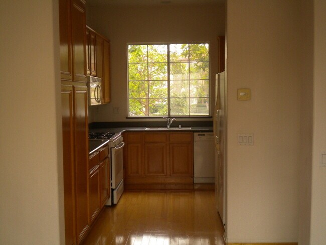 Foto del edificio - Tustin Del Verde: 3 Bed 2.5 Bath Tri-Level Townhouse