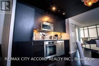Building Photo - 10 Capreol Ct
