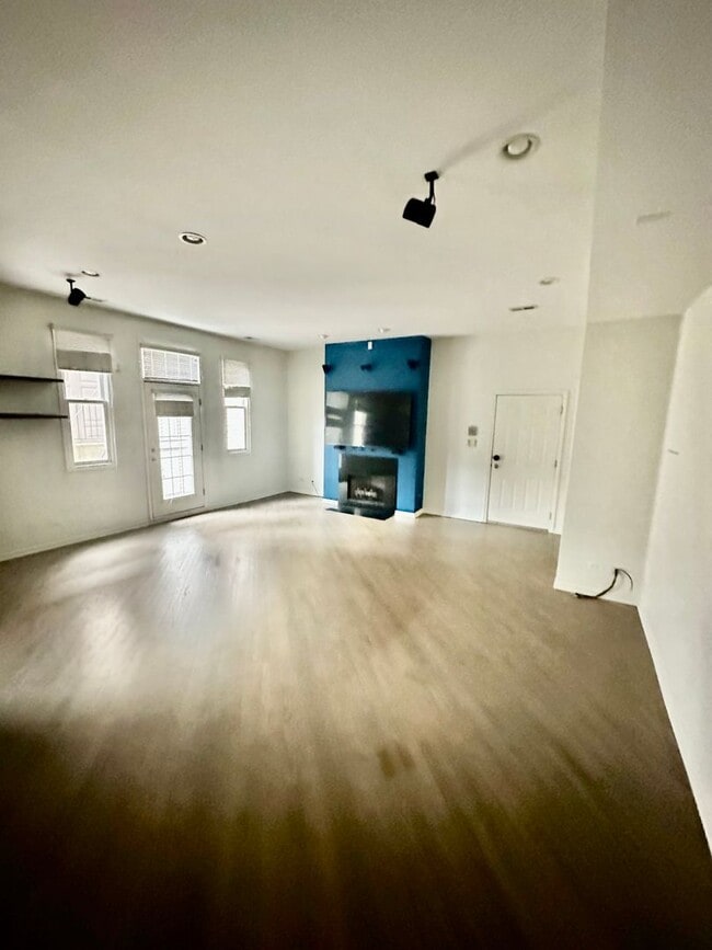 Foto del edificio - Huge 2 Bed 2 Bath New Construction Garden Condo in Rogers Park