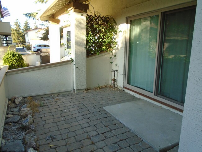 Building Photo - Remodeled South San Jose Townhouse, dog fr...