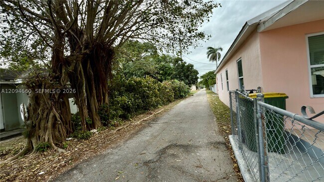 Foto del edificio - 616 SW 8th St