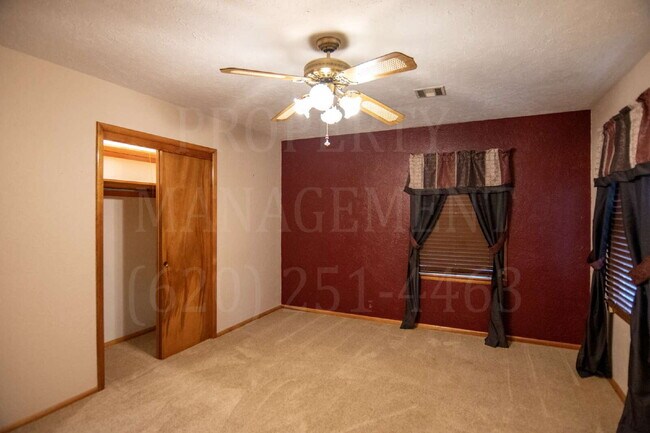 Foto del edificio - 3-Bed, 1.5-Bath with Detached Dual-Access ...