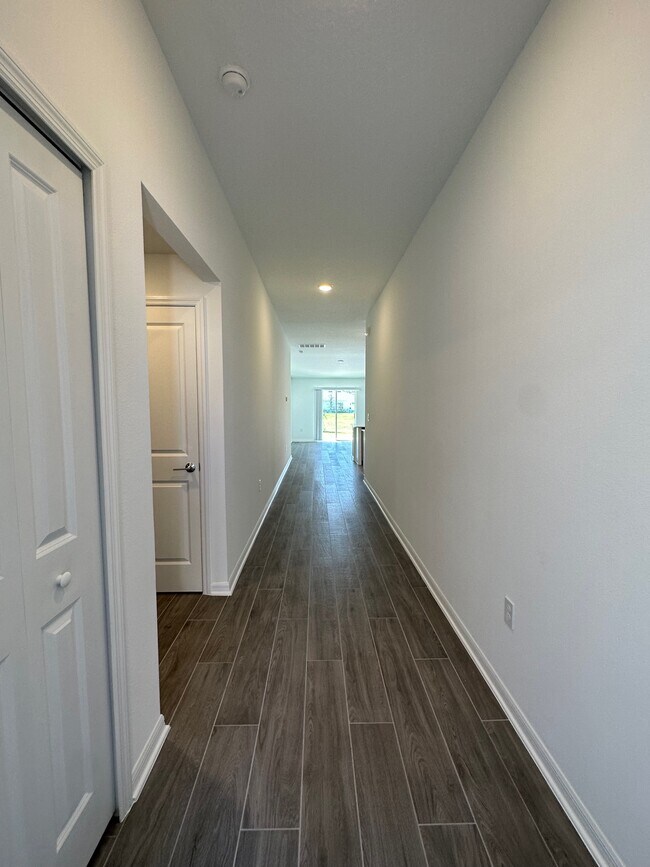 Building Photo - 426 Three Oaks Dr