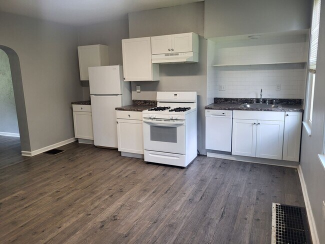 Foto del edificio - Spacious 2 bedroom in Mt Oliver! Available Now!