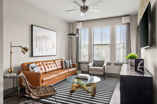 Experimente la elegancia del diseño moderno en este acogedor espacio de sala de estar. - The Sawyer at One Bellevue Place